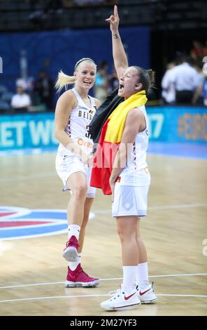 Les Cats belges Julie Vanloo et les Cats belges Marjorie Carpreaux célèbrent après avoir remporté le match pour la troisième place entre l'équipe nationale belge de basket 'les Cats Belges' et la Grèce à la FIBA Eurobasket Women 2017, dimanche 25 juin 2017, à Prague, République tchèque. BELGA PHOTO VIRGINIE LEFOUR Banque D'Images