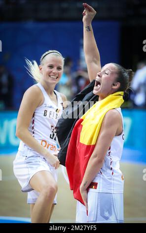 Les Cats belges Julie Vanloo et les Cats belges Marjorie Carpreaux célèbrent après avoir remporté le match pour la troisième place entre l'équipe nationale belge de basket 'les Cats Belges' et la Grèce à la FIBA Eurobasket Women 2017, dimanche 25 juin 2017, à Prague, République tchèque. BELGA PHOTO VIRGINIE LEFOUR Banque D'Images