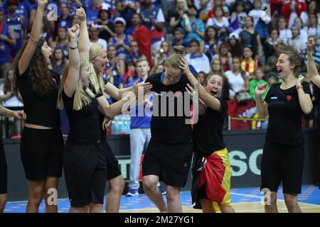 Les joueurs belges célèbrent la cérémonie de remise des médailles à la FIBA Eurobasket Women 2017, dimanche 25 juin 2017, à Prague, République tchèque. Cette après-midi, l'équipe nationale belge de basket 'The Belgian Cats' a remporté la médaille de bronze après avoir battu la Grèce dans le match pour la troisième place. BELGA PHOTO VIRGINIE LEFOUR Banque D'Images