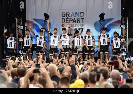 Équipe Sunweb pilotes photographiés sur le podium lors de la présentation des équipes, avant le début de l'édition 104rth de la course cycliste Tour de France, jeudi 29 juin 2017 à Düsseldorf, Allemagne. Le Tour de France de cette année a lieu du 1er juillet à 23 juillet. BELGA PHOTO YORICK JANSENS Banque D'Images