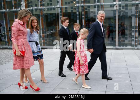 La reine Mathilde de Belgique, la princesse de la Couronne Elisabeth, le prince Gabriel, la princesse Eleonore, le prince Emmanuel et le roi Philippe - Filip de Belgique arrivent pour une fête à l'occasion de l'anniversaire 80th de la reine Paola, le jeudi 29 juin 2017 à Waterloo. BELGA PHOTO BRUNO FAHY Banque D'Images