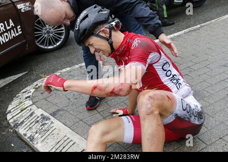 Belge Dimitri Claeys de Cofidis, Solutions Credits après une chute lors de la deuxième étape de l'édition 104rth de la course cycliste Tour de France, 203,5km de Düsseldorf, Allemagne, à Liège, Belgique, Dimanche 02 juillet 2017. Le Tour de France de cette année a lieu du 1er juillet à 23 juillet. BELGA PHOTO YUZURU SUNADA Banque D'Images