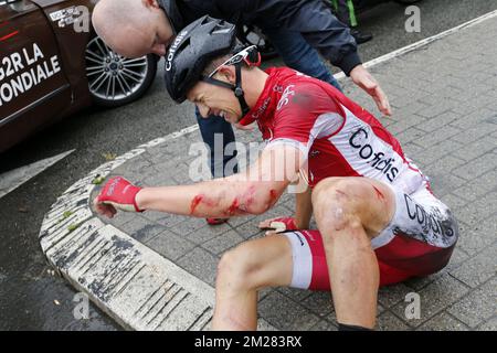 Belge Dimitri Claeys de Cofidis, Solutions Credits après une chute lors de la deuxième étape de l'édition 104rth de la course cycliste Tour de France, 203,5km de Düsseldorf, Allemagne, à Liège, Belgique, Dimanche 02 juillet 2017. Le Tour de France de cette année a lieu du 1er juillet à 23 juillet. BELGA PHOTO YUZURU SUNADA Banque D'Images