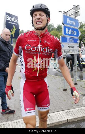 Belge Dimitri Claeys de Cofidis, Solutions Credits après une chute lors de la deuxième étape de l'édition 104rth de la course cycliste Tour de France, 203,5km de Düsseldorf, Allemagne, à Liège, Belgique, Dimanche 02 juillet 2017. Le Tour de France de cette année a lieu du 1er juillet à 23 juillet. BELGA PHOTO YUZURU SUNADA Banque D'Images