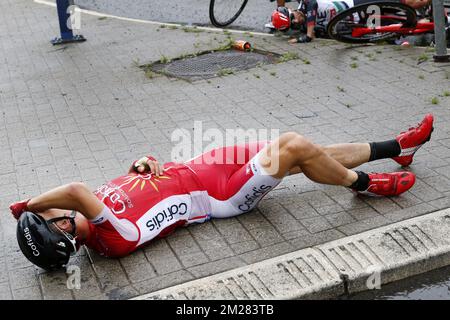 Belge Dimitri Claeys de Cofidis, Solutions Crédits photographiés après un accident lors de la deuxième étape de l'édition 104rth de la course cycliste Tour de France, 203,5km de Düsseldorf, Allemagne, à Liège, Belgique, Dimanche 02 juillet 2017. Le Tour de France de cette année a lieu du 1er juillet à 23 juillet. BELGA PHOTO YUZURU SUNADA Banque D'Images