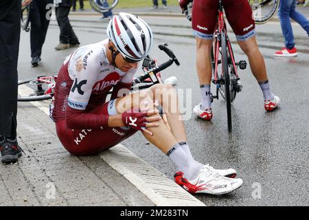 swiss reto Holdenstein de Team Katusha Alpecin photographié après un accident lors de la deuxième étape de l'édition 104rth de la course cycliste Tour de France, 203,5km de Düsseldorf, Allemagne, à Liège, Belgique, Dimanche 02 juillet 2017. Le Tour de France de cette année a lieu du 1er juillet à 23 juillet. BELGA PHOTO YUZURU SUNADA Banque D'Images