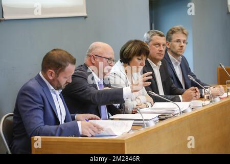 PS' Patrick Prevot, Jean-Luc Crucke de MR, PS' Olga Zrihen, Dimitri Fourny de CDH et Stéphane Hazee d'Ecolo photographiés lors de la présentation du rapport final de la commission d'enquête Publifin au Parlement wallon, le lundi 03 juillet 2017, à Namur. BELGA PHOTO THIERRY ROGE Banque D'Images