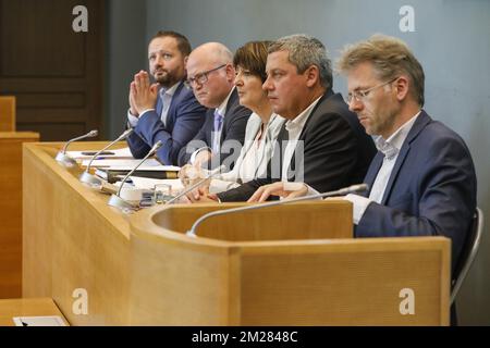 PS' Patrick Prevot, Jean-Luc Crucke de MR, PS' Olga Zrihen, Dimitri Fourny de CDH et Stéphane Hazee d'Ecolo photographiés lors de la présentation du rapport final de la commission d'enquête Publifin au Parlement wallon, le lundi 03 juillet 2017, à Namur. BELGA PHOTO THIERRY ROGE Banque D'Images