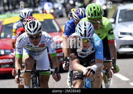 Français Pierre Luc Perichon de l'équipe fortuneo - Oscaro, Belge Jan Bakelants de AG2R la Mondiale et Dutch Dylan Van Baarle de Cannondale Drapac équipe cycliste professionnelle photographiée en action pendant la cinquième étape de l'édition 104th de la course cycliste Tour de France, 160,5 km de Vittel à la Planche des belles filles, France, mercredi 05 juillet 2017. Le Tour de France de cette année a lieu du 1er juillet à 23 juillet. BELGA PHOTO DIRK WAEM Banque D'Images