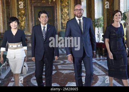La première dame du Japon, Akie Abe, épouse du Premier ministre Shinzo Abe, le Premier ministre japonais Shinzo Abe, le Premier ministre belge Charles Michel et Amélie Derbaudrenghien, partenaire de Charles Michel, photographiée lors d'une réunion diplomatique au Palais Egmont à Bruxelles, le mercredi 05 juillet 2017. BELGA PHOTO POOL DIDIER LEBRUN Banque D'Images
