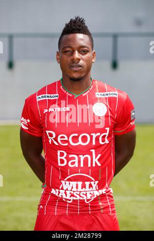 Kingsley Madu d'Essevee pose pour le photographe lors de la séance photo de la saison 2017-2018 de l'équipe belge de football de première ligue SV Zulte Waregem, vendredi 07 juillet 2017 à Waregem. BELGA PHOTO KURT DESPLENTER Banque D'Images