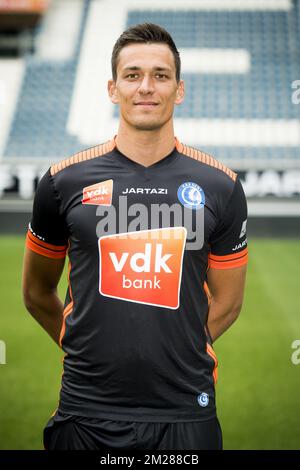 Lovre Kalinic, gardien de but de Gent, pose pour photographe lors de la séance photo de la saison 2017-2018 de l'équipe belge de football de première ligue KAA Gent, le lundi 10 juillet 2017 à Gent. BELGA PHOTO JASPER JACOBS Banque D'Images