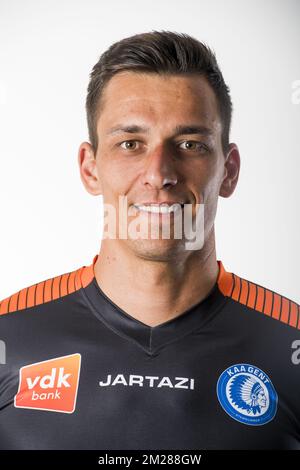 Lovre Kalinic, gardien de but de Gent, pose pour photographe lors de la séance photo de la saison 2017-2018 de l'équipe belge de football de première ligue KAA Gent, le lundi 10 juillet 2017 à Gent. BELGA PHOTO JASPER JACOBS Banque D'Images