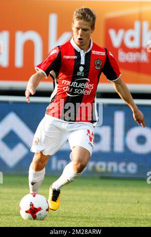 Vincent Koziello de Nice se bat pour le ballon lors d'un match de football amical entre l'équipe belge de première ligue KAA Gent et l'équipe française de Ligue 1 Nice, le jeudi 13 juillet 2017 à Gand. BELGA PHOTO KURT DESPLENTER Banque D'Images