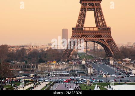 Vue aérienne de la Tour Eiffel à Paris, en France, lors d'une belle journée de printemps Banque D'Images