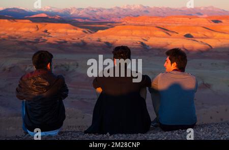 Ait-Ben-Haddou, Maroc 28 mars 2015 jeunes touristes heureux de voyager au Maroc. Ait-Ben-Haddou kasbah en arrière-plan. Porter en chemise blanche et Banque D'Images