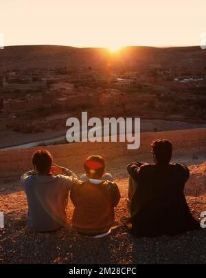 Ait-Ben-Haddou, Maroc 28 mars 2015 jeunes touristes heureux de voyager au Maroc. Ait-Ben-Haddou kasbah en arrière-plan. Porter en chemise blanche et Banque D'Images