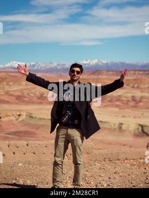 Ait-Ben-Haddou, Maroc 28 mars 2015 jeunes touristes heureux de voyager au Maroc. Ait-Ben-Haddou kasbah en arrière-plan. Porter en chemise blanche et Banque D'Images