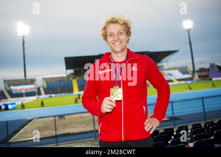 Belge Ben Broeders pose avec sa médaille d'or, après avoir remporté la compétition masculine de saut en perche le quatrième jour des Championnats d'Europe moins de 23 Athlétisme, à Bydgoszcz, Pologne, dimanche 16 juillet 2017. BELGA PHOTO JASPER JACOBS Banque D'Images