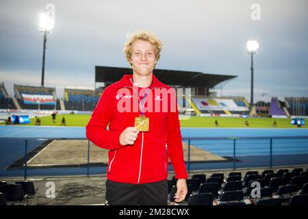 Belge Ben Broeders pose avec sa médaille d'or, après avoir remporté la compétition masculine de saut en perche le quatrième jour des Championnats d'Europe moins de 23 Athlétisme, à Bydgoszcz, Pologne, dimanche 16 juillet 2017. BELGA PHOTO JASPER JACOBS Banque D'Images