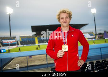 Belge Ben Broeders pose avec sa médaille d'or, après avoir remporté la compétition masculine de saut en perche le quatrième jour des Championnats d'Europe moins de 23 Athlétisme, à Bydgoszcz, Pologne, dimanche 16 juillet 2017. BELGA PHOTO JASPER JACOBS Banque D'Images