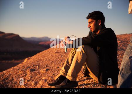 Ait-Ben-Haddou, Maroc 28 mars 2015 jeunes touristes heureux de voyager au Maroc. Ait-Ben-Haddou kasbah en arrière-plan. Porter en chemise blanche et Banque D'Images