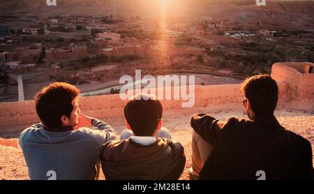 Ait-Ben-Haddou, Maroc 28 mars 2015 jeunes touristes heureux de voyager au Maroc. Ait-Ben-Haddou kasbah en arrière-plan. Porter en chemise blanche et Banque D'Images