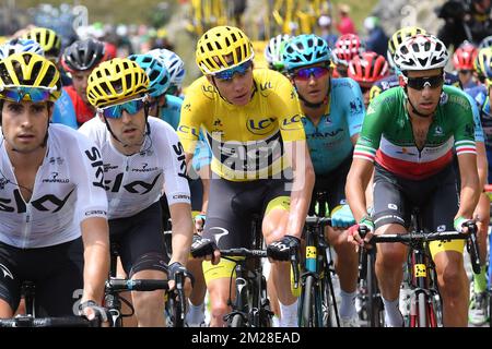 Britannique Chris Froome de Team Sky portant le maillot jaune du leader overal et italien Fabio Aru d'Astana Pro Time photographié en action lors d'une session de la commission d'enquête parlementaire de la région de Bruxelles sur le samusocial, à Bruxelles, le mercredi 19 juillet 2017. BELGA PHOTO BENOIT DOPPAGNE Banque D'Images