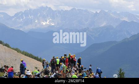 L'illustration montre les fans de cycliste qui ont creusé la dix-huitième étape de l'édition 104th de la course cycliste Tour de France, 179,5km de Briançon au Col d'Izoard, France, jeudi 20 juillet 2017. Le Tour de France de cette année a lieu du 1er juillet à 23 juillet. BELGA PHOTO DAVID STOCKMAN Banque D'Images