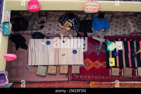 Marrakech, Maroc 28 mars 2015. Jeunes hommes touristes se détendant dans un riad hôtel Airbnb à marrakech maroc Banque D'Images