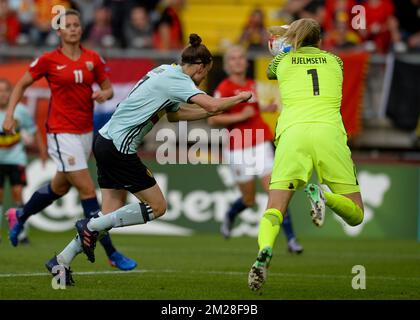 Belgium's Elke Van Gorp and Norway's goalkeeper Ingrid Hjelmseth pictured in action during a soccer game between Belgian national women's soccer team Red Flames and Norway, the second game in group A in the group stage of the Women's European Championship 2017 in the Netherlands, Thursday 20 July 2017 in Breda, The Netherlands. BELGA PHOTO DAVID CATRY Banque D'Images