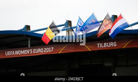 L'illustration montre le drapeau belge et néerlandais lors d'une session de formation de l'équipe nationale néerlandaise de football féminin au Championnat d'Europe des femmes 2017 aux pays-Bas, dimanche 23 juillet 2017 à Tilburg, pays-Bas. BELGA PHOTO DAVID CATRY Banque D'Images