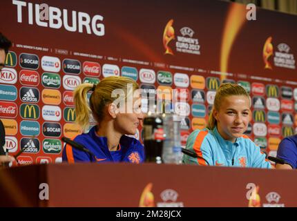 Sarina Glotzbach-Wiegman et Jackie Groenen, entraîneure en chef néerlandaise, photographiés lors d'une conférence de presse de l'équipe nationale néerlandaise de football féminin au Championnat d'Europe des femmes 2017 aux pays-Bas, dimanche 23 juillet 2017 à Tilburg, aux pays-Bas. BELGA PHOTO DAVID CATRY Banque D'Images