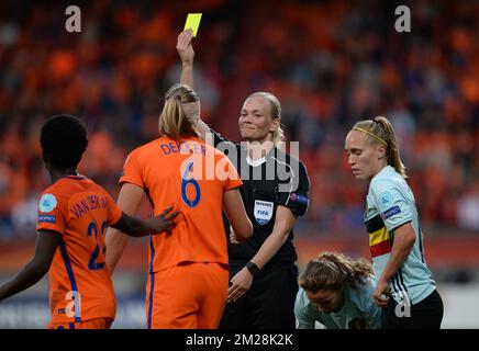 Dutch Anouk Dekker (CL) reçoit une carte jaune de l'arbitre allemand Bibiana Steinhaus (C) lors d'un match de football entre l'équipe nationale belge de football féminin Red Flames et les pays-Bas, le troisième match du groupe A dans la phase de groupe du Championnat d'Europe des femmes 2017 aux pays-Bas, Lundi 24 juillet 2017 à Tilburg, pays-Bas. BELGA PHOTO DAVID CATRY Banque D'Images