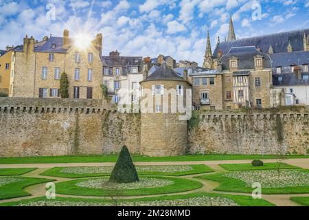 Vannes, cité médiévale en Bretagne, vue sur le jardin des remparts à fleurs Banque D'Images