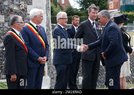 Le maire de Zonnebeke, Dirk Sioen, le gouverneur de la province de Flandre-Occidentale, Carl Decaluwe, le ministre-président flamand, Geert Bourgeois, Le vice-président de la Commission des sépultures de guerre du Commonwealth Timothy Laurence et le ministre de la Défense et de la fonction publique Steven Vandeput photographiés lors des commémorations au cimetière des sépultures de guerre du Commonwealth de Tyne Cot qui fait partie de la commémoration du centenaire de Passchendaele, la troisième bataille d'Ypres les 30th et 31st juillet 2017, Lundi 31 juillet 2017. BELGA PHOTO KURT DESPLENTER Banque D'Images