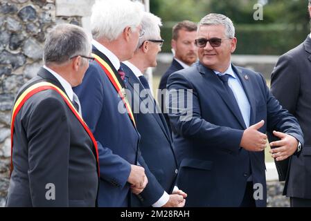 Dirk Sioen, maire de Zonnebeke, Carl Decaluwe, gouverneur de la province de Flandre Occidentale, Geert Bourgeois, ministre flamand et Steven Vandeput, ministre de la Défense et de la fonction publique, photographiés lors des commémorations au cimetière de guerre du Commonwealth de Tyne Cot dans le cadre de la commémoration du centenaire de Passchendaele, La troisième bataille d'Ypres les 30th et 31st juillet 2017, lundi 31 juillet 2017. BELGA PHOTO KURT DESPLENTER Banque D'Images