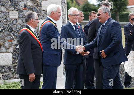 Dirk Sioen, maire de Zonnebeke, Carl Decaluwe, gouverneur de la province de Flandre Occidentale, Geert Bourgeois, ministre flamand et Steven Vandeput, ministre de la Défense et de la fonction publique, photographiés lors des commémorations au cimetière de guerre du Commonwealth de Tyne Cot dans le cadre de la commémoration du centenaire de Passchendaele, La troisième bataille d'Ypres les 30th et 31st juillet 2017, lundi 31 juillet 2017. BELGA PHOTO KURT DESPLENTER Banque D'Images