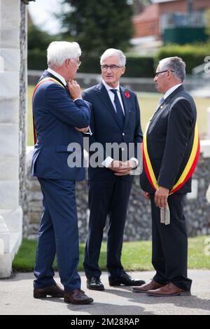 Le gouverneur de la province de Flandre Occidentale, Carl Decaluwe, le ministre-président flamand, Geert Bourgeois, et le maire de Zonnebeke, Dirk Sioen, photographiés lors des commémorations au cimetière de guerre du Commonwealth Tyne Cot, partie de la commémoration du centenaire de Passchendaele, troisième bataille d'Ypres les 30th et 31st juillet 2017, lundi 31 juillet 2017. BELGA PHOTO KURT DESPLENTER Banque D'Images