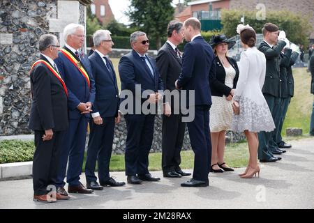 Le maire de Zonnebeke, Dirk Sioen, gouverneur de la province de Flandre occidentale, Carl Decaluwe, le ministre-président flamand, Geert Bourgeois, le ministre de la Défense et de la fonction publique, Steven Vandeput, vice-président de la Commission des sépultures de guerre du Commonwealth, Timothy Laurence, le prince William de Grande-Bretagne, duc de Cambridge et la princesse Kate, La duchesse de Cambridge photographiée lors des commémorations au cimetière de guerre du Commonwealth de Tyne Cot, partie de la commémoration du centenaire de Passchendaele, la troisième bataille d'Ypres les 30th et 31st juillet 2017, lundi 31 juillet 2017. BELGA PHOTO KURT DESPLENTER Banque D'Images