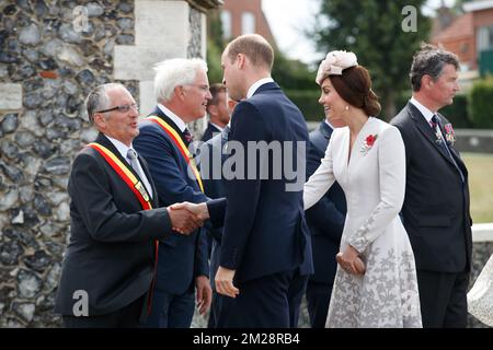 Le maire de Zonnebeke, Dirk Sioen, gouverneur de la province de Flandre-Occidentale, Carl Decaluwe, le prince William de Grande-Bretagne, duc de Cambridge et la princesse Kate de Grande-Bretagne, la duchesse de Cambridge, photographiée lors des commémorations au cimetière de guerre de Tyne Cot, partie de la commémoration du centenaire de Passchendaele, La troisième bataille d'Ypres les 30th et 31st juillet 2017, lundi 31 juillet 2017. BELGA PHOTO KURT DESPLENTER Banque D'Images