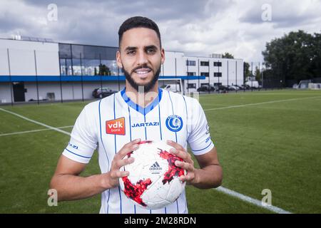 Le nouveau joueur de Gent Dylan Bronn pose pour le photographe lors de la présentation du dernier transfert du club de Jupiler Pro League KAA Gent, joueur Tunésien-français Dylan Bronn, lundi 31 juillet 2017, à Oostakker, Gand. BELGA PHOTO LAURIE DIEFFEMBACQ Banque D'Images