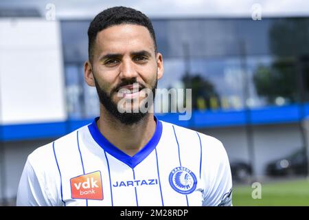 Le nouveau joueur de Gent Dylan Bronn pose pour le photographe lors de la présentation du dernier transfert du club de Jupiler Pro League KAA Gent, joueur Tunésien-français Dylan Bronn, lundi 31 juillet 2017, à Oostakker, Gand. BELGA PHOTO LAURIE DIEFFEMBACQ Banque D'Images