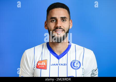 Le nouveau joueur de Gent Dylan Bronn pose pour le photographe lors de la présentation du dernier transfert du club de Jupiler Pro League KAA Gent, joueur Tunésien-français Dylan Bronn, lundi 31 juillet 2017, à Oostakker, Gand. BELGA PHOTO LAURIE DIEFFEMBACQ Banque D'Images