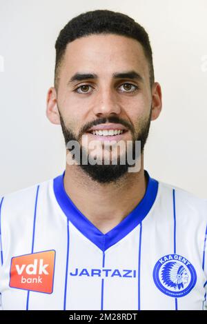 Le nouveau joueur de Gent Dylan Bronn pose pour le photographe lors de la présentation du dernier transfert du club de Jupiler Pro League KAA Gent, joueur Tunésien-français Dylan Bronn, lundi 31 juillet 2017, à Oostakker, Gand. BELGA PHOTO LAURIE DIEFFEMBACQ Banque D'Images