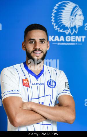 Le nouveau joueur de Gent Dylan Bronn pose pour le photographe lors de la présentation du dernier transfert du club de Jupiler Pro League KAA Gent, joueur Tunésien-français Dylan Bronn, lundi 31 juillet 2017, à Oostakker, Gand. BELGA PHOTO LAURIE DIEFFEMBACQ Banque D'Images