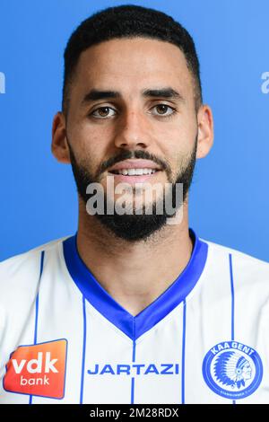 Le nouveau joueur de Gent Dylan Bronn pose pour le photographe lors de la présentation du dernier transfert du club de Jupiler Pro League KAA Gent, joueur Tunésien-français Dylan Bronn, lundi 31 juillet 2017, à Oostakker, Gand. BELGA PHOTO LAURIE DIEFFEMBACQ Banque D'Images