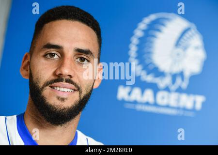 Le nouveau joueur de Gent Dylan Bronn pose pour le photographe lors de la présentation du dernier transfert du club de Jupiler Pro League KAA Gent, joueur Tunésien-français Dylan Bronn, lundi 31 juillet 2017, à Oostakker, Gand. BELGA PHOTO LAURIE DIEFFEMBACQ Banque D'Images