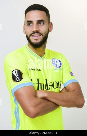 Le nouveau joueur de Gent Dylan Bronn pose pour le photographe lors de la présentation du dernier transfert du club de Jupiler Pro League KAA Gent, joueur Tunésien-français Dylan Bronn, lundi 31 juillet 2017, à Oostakker, Gand. BELGA PHOTO LAURIE DIEFFEMBACQ Banque D'Images