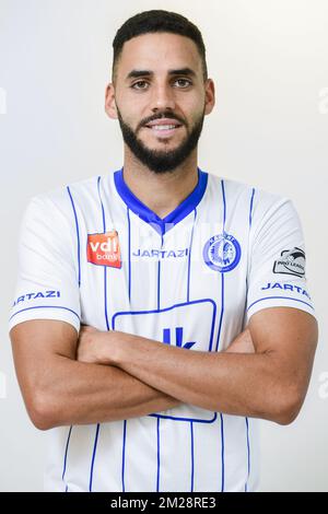 Le nouveau joueur de Gent Dylan Bronn pose pour le photographe lors de la présentation du dernier transfert du club de Jupiler Pro League KAA Gent, joueur Tunésien-français Dylan Bronn, lundi 31 juillet 2017, à Oostakker, Gand. BELGA PHOTO LAURIE DIEFFEMBACQ Banque D'Images